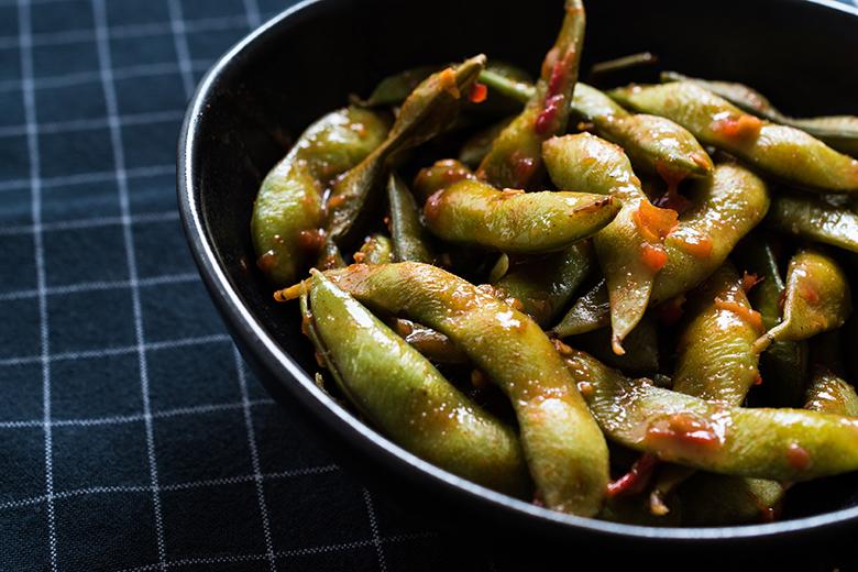 Edamame mit Chiliöl und Knoblauch