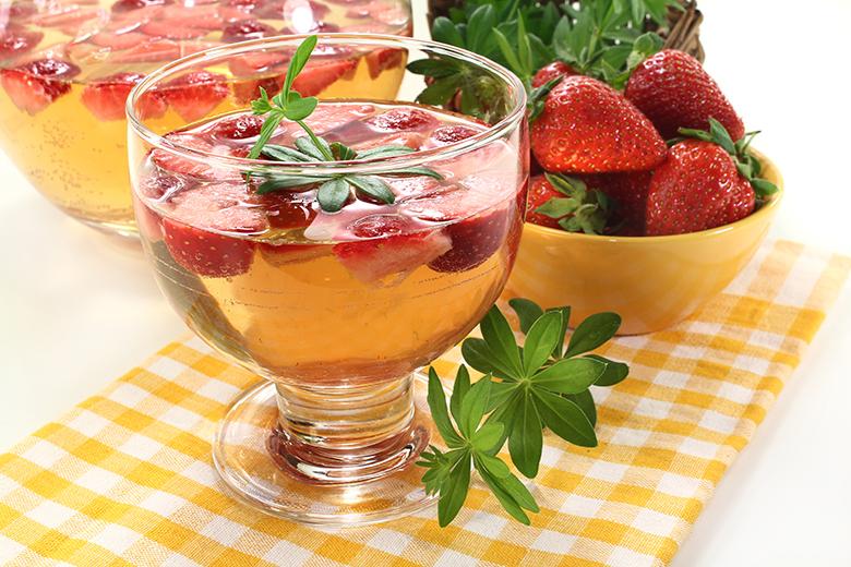 Maiwein mit Waldmeister