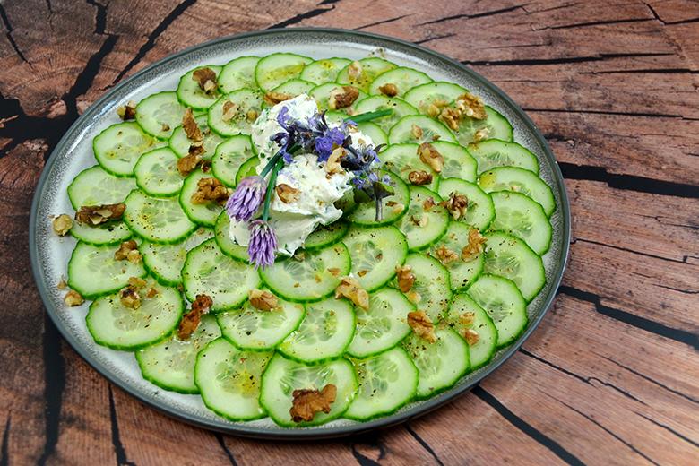 Gurkencarpaccio mit Wildkräuter-Frischkäse