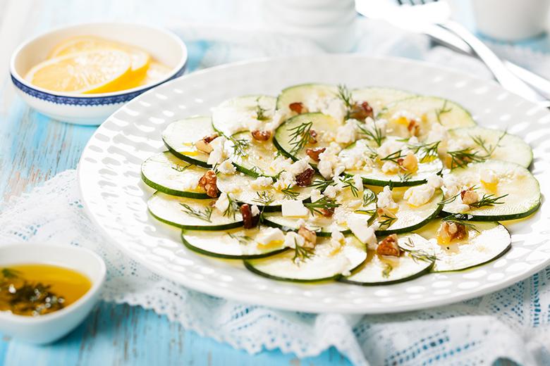 Zucchetti-Carpaccio mit Feta und Baumnüssen
