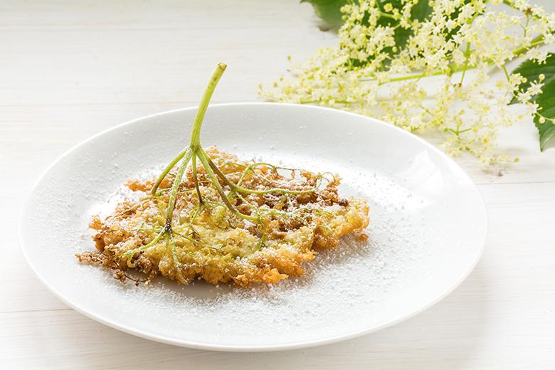 Holunderblüten in Pfannkuchenteig