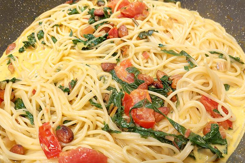 Curryspaghetti mit Mangold