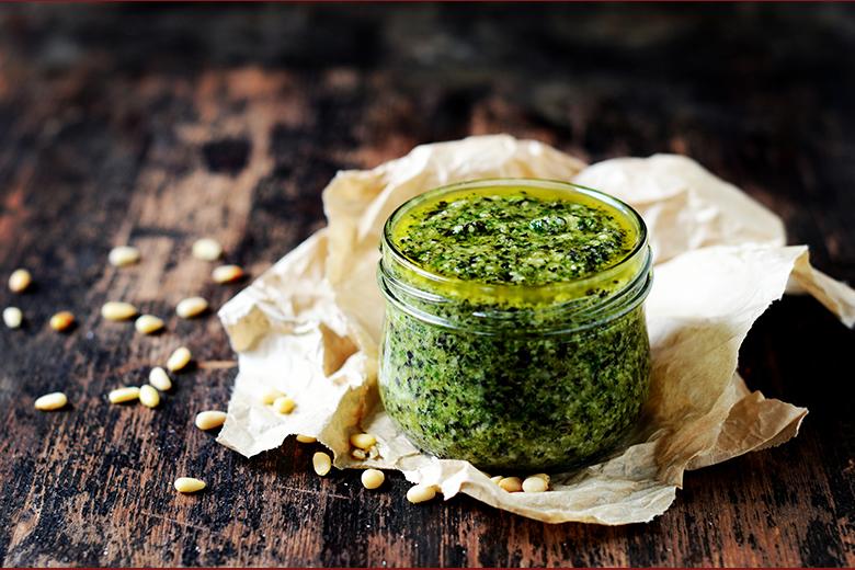 Schnittlauchblütenpesto mit Pinienkernen und Parmesankäse