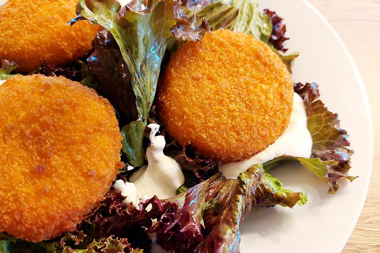 Salat mit gebackenen Camembert