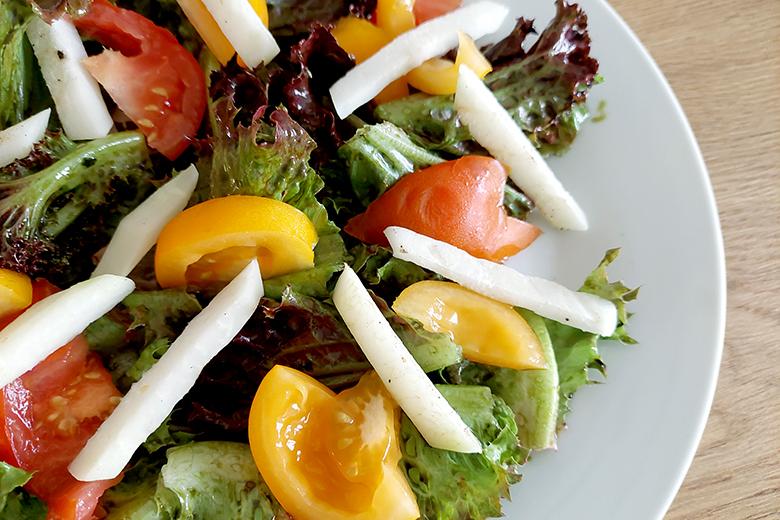 Bunter Salatteller mit warmen Kohlrabistreifen