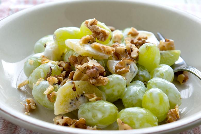 Kiwibeeren-Bowl mit Weintrauben und Joghurt