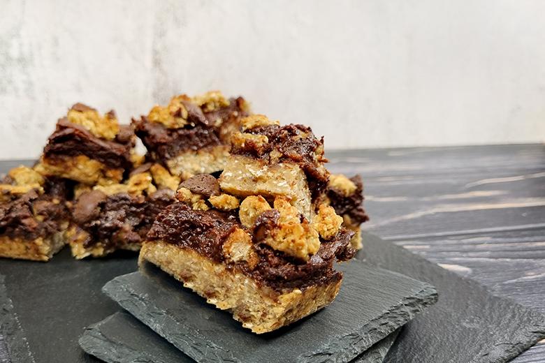 Gesunde Müesliriegel mit Schokolade