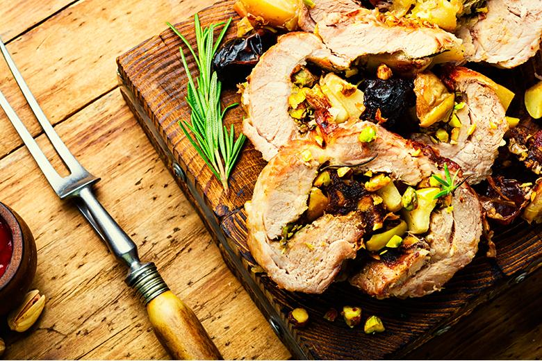Schweinerollbraten mit Datteln, Pistazien und Äpfeln