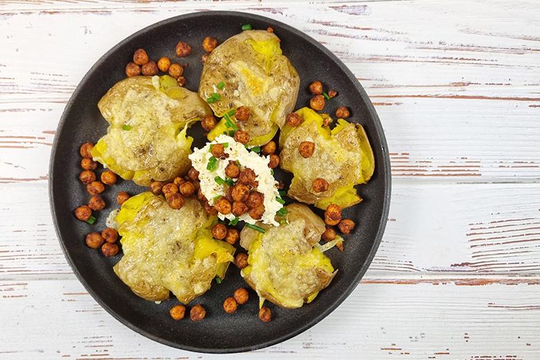 Überbackene Smashed Potatoes mit gerösteten Kichererbsen
