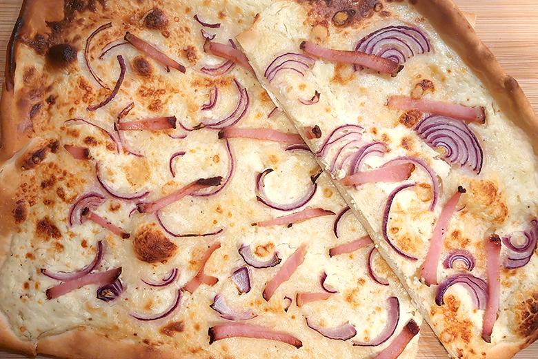 Flammkuchen mit Speck und Zwiebeln