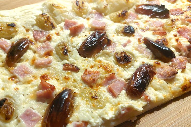 Spezial-Flammkuchen mit Datteln und Trauben