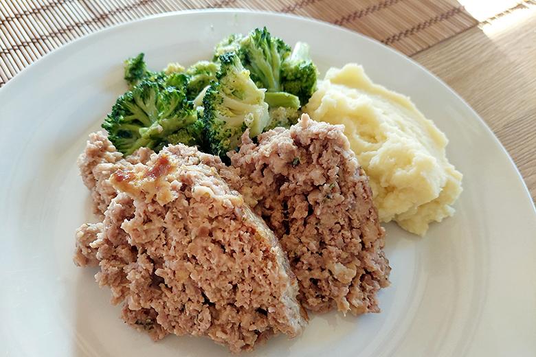 Feiner Hackbraten mit Kartoffelstock und Broccoli