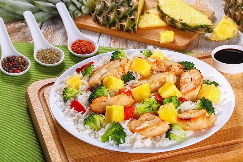 Reispfanne mit Poulet, Ananas und Broccoli
