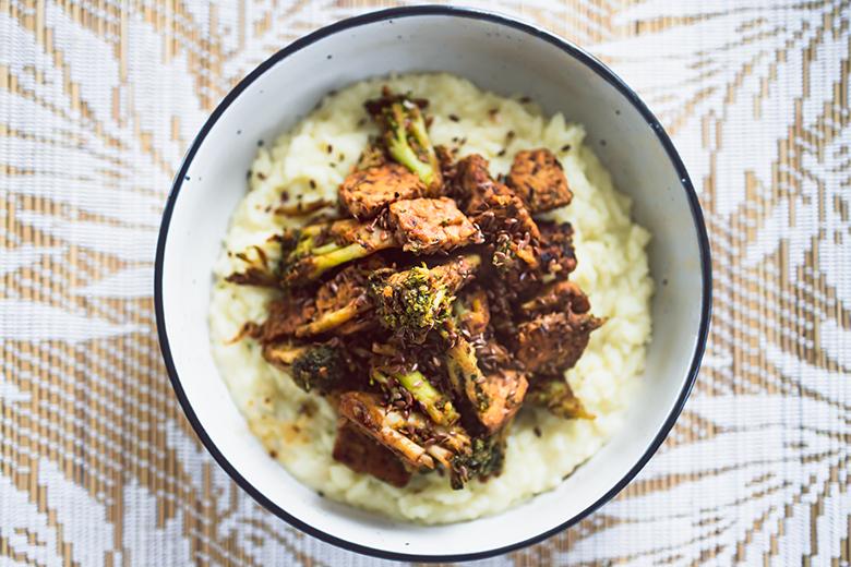 Reis-Bowl mit Tempeh