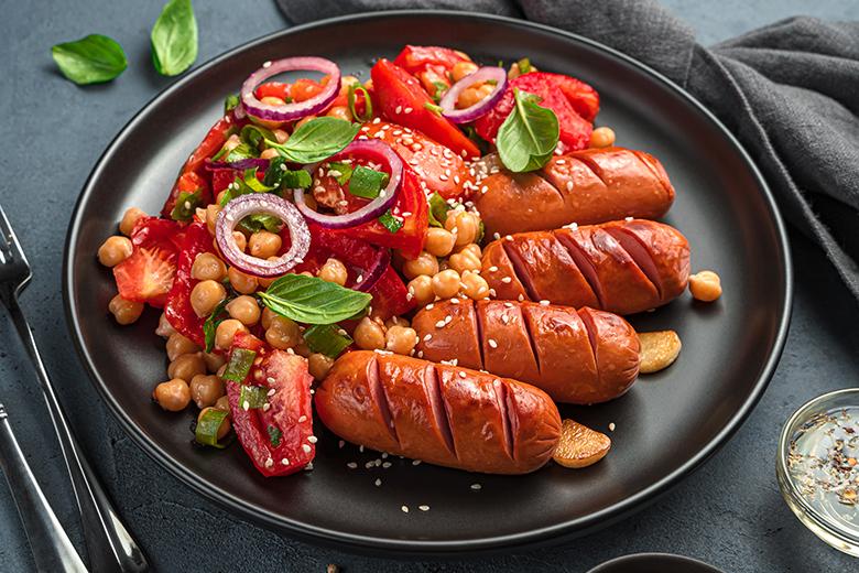 Cervelat auf Kichererbsensalat