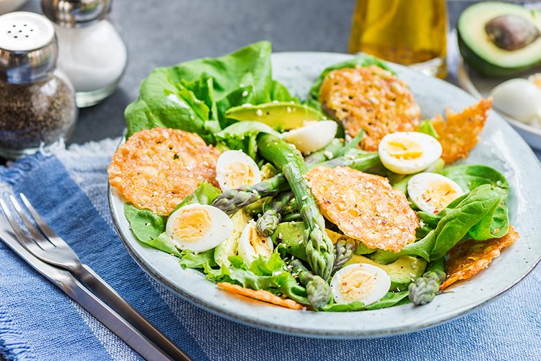 Spargelsalat mit Käsechips