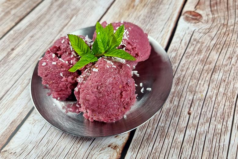 Nicecream mit frischen Beeren