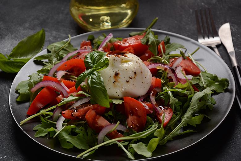 Burrata auf Rucolabeet