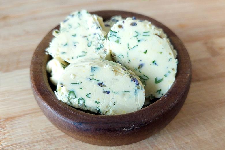 Würzige Lavendelbutter