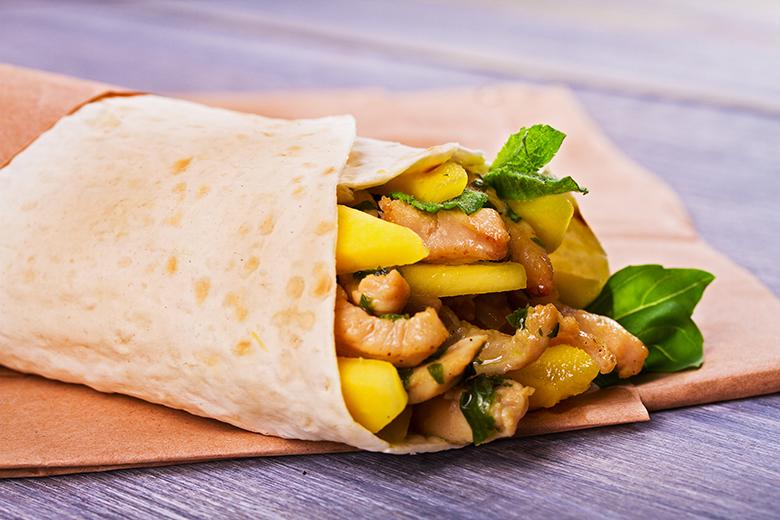 Sommerliche Wraps mit Mango und Poulet