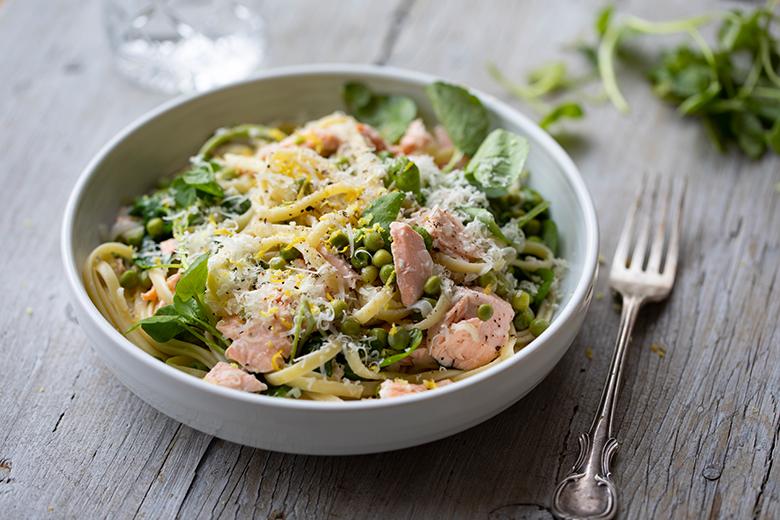 Linguine mit Brunnenkresse, Erbsen und Lachs