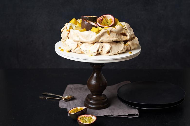 Passionsfrucht-Pavlova mit Mangos