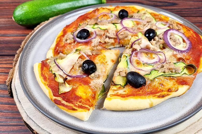 Mediterrane Zucchetti-Pizza mit Thon