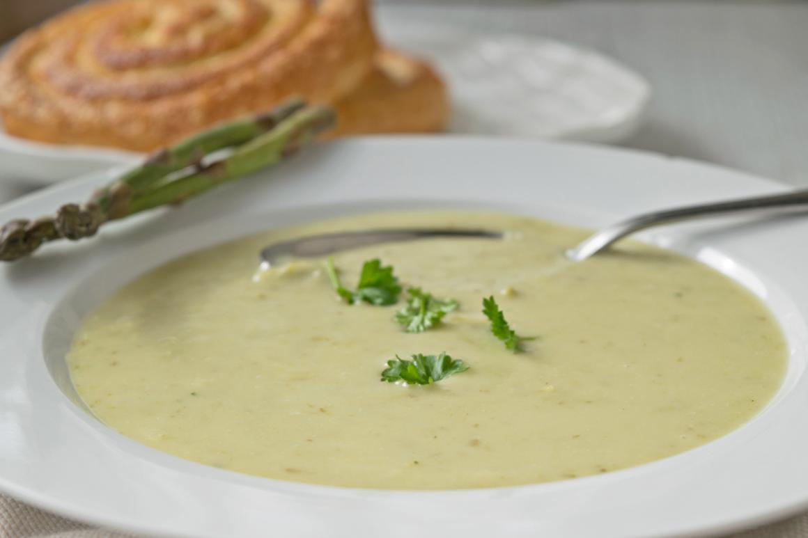 Cremige Suppe mit grünen Spargeln