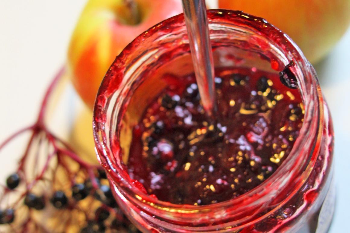 Konfitüre aus Holunderbeeren und Äpfeln