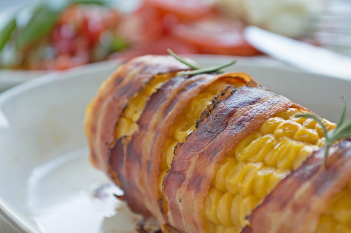 Gegrillte Maiskolben mit Speck und Rosmarin