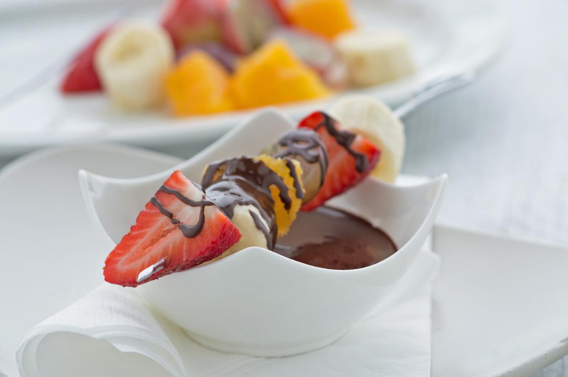 Fruchtspiesse mit Schokoladensauce