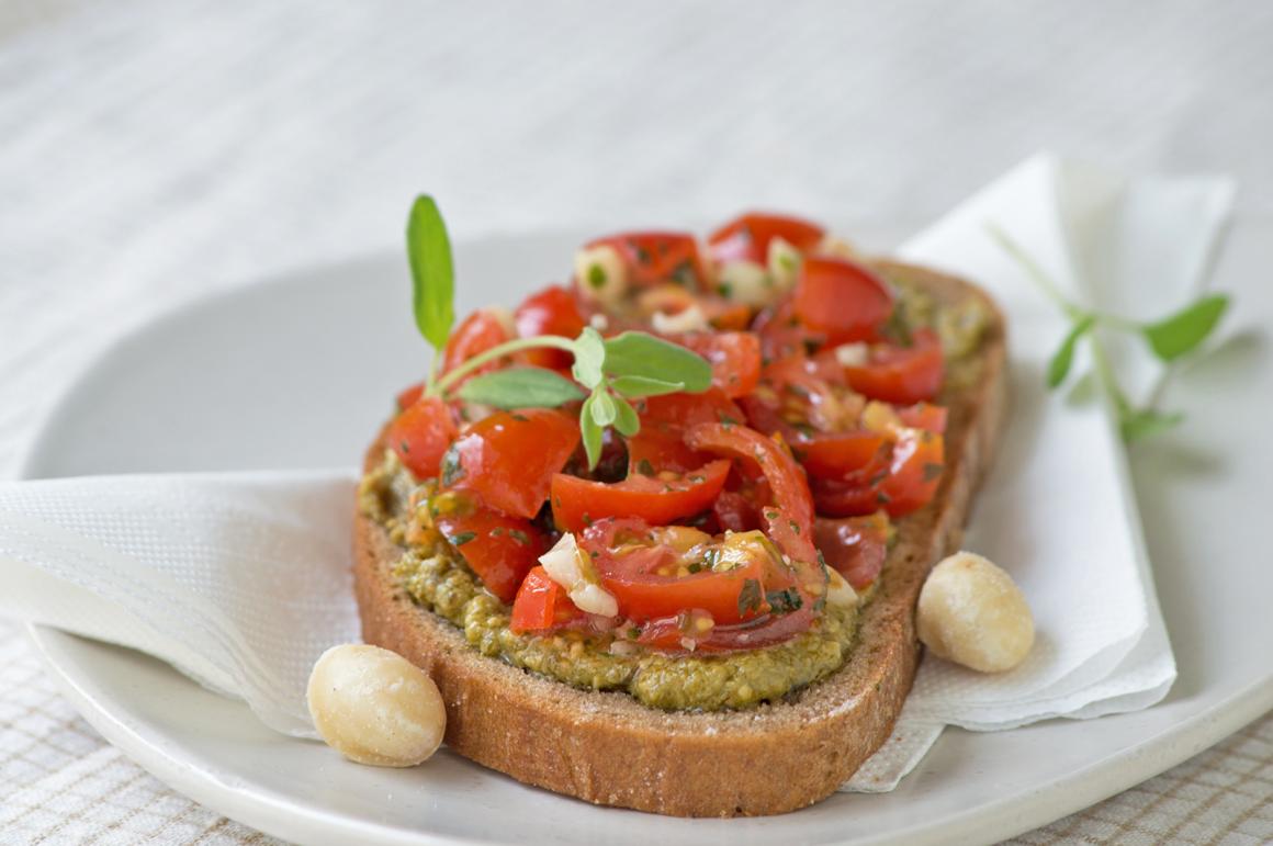 Tomatenbrot mit Pesto