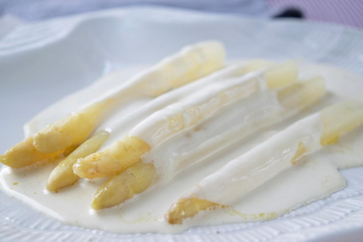 Spargel mit Sauce Hollandaise