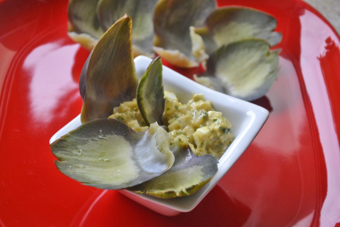 Artischocken-Blättchen mit Eier-Dip