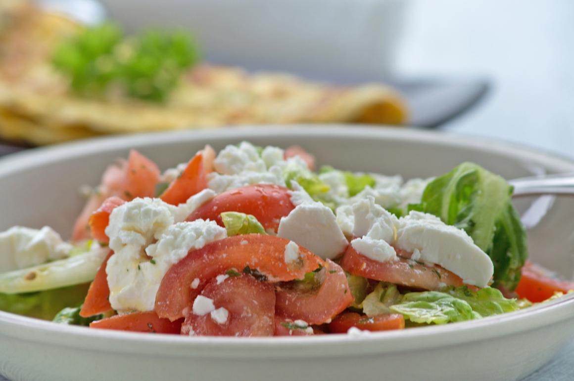 Salat mit Tomaten &amp; Fetakäse-Rezept