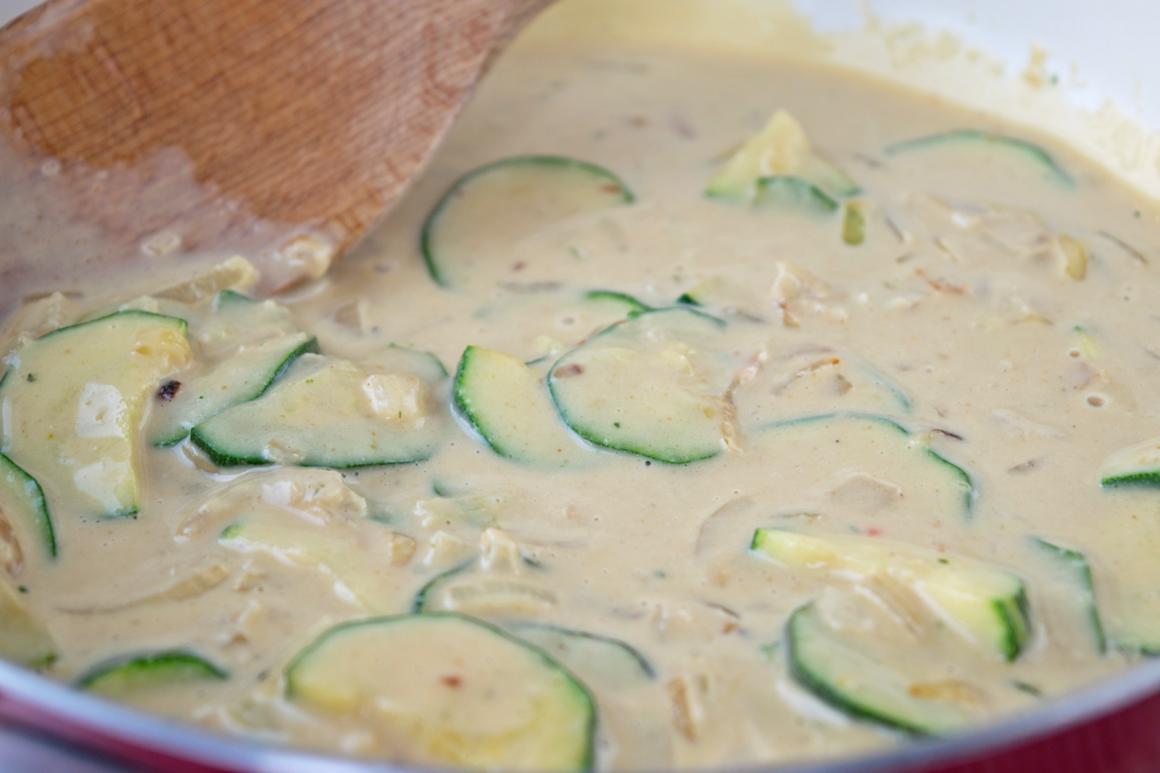 Zucchetti-Erdnuss-Sauce