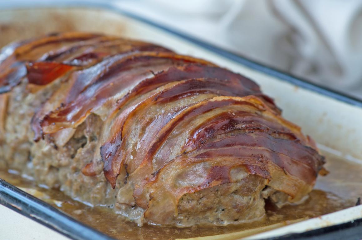 Mit Speck belegter Hackbraten