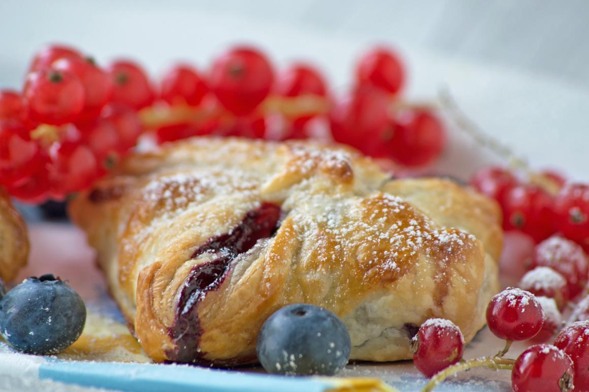 Blätterteigtäschli mit Waldbeeren