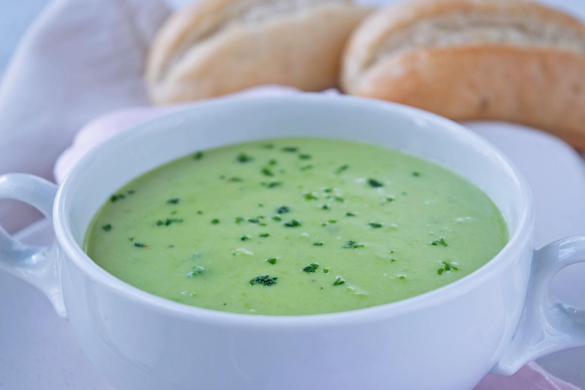 Grüne Erbsensuppe mit Minze