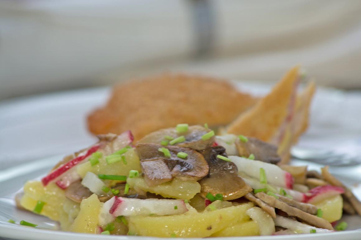 Kartoffelsalat mit Champignons