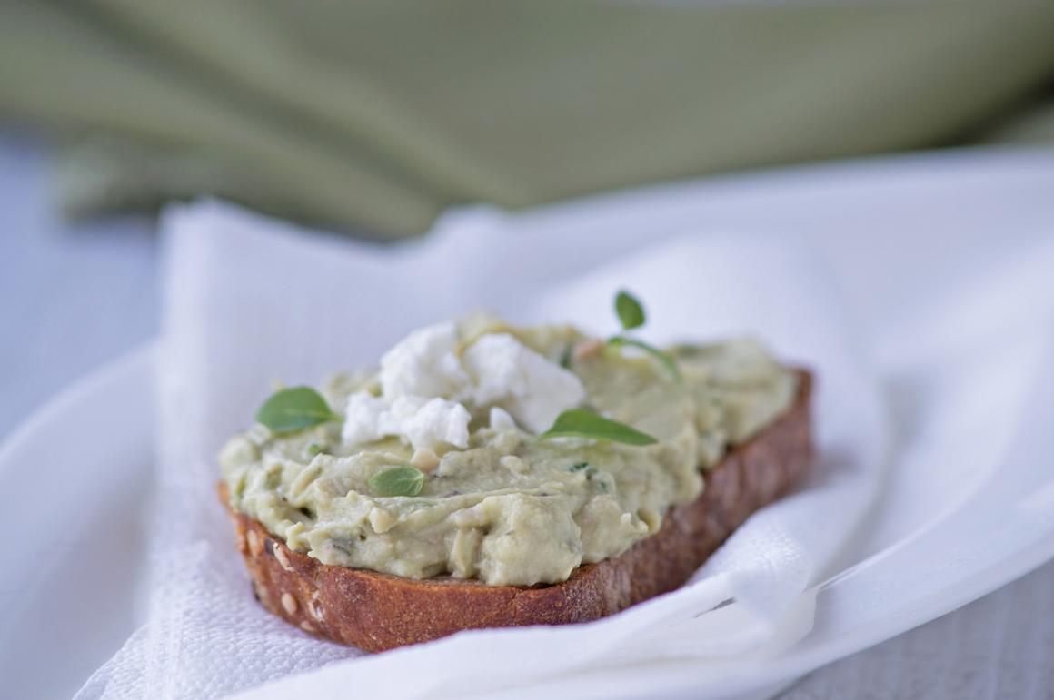 Brötchen mit Avocado-Kichererbsen-Tatar