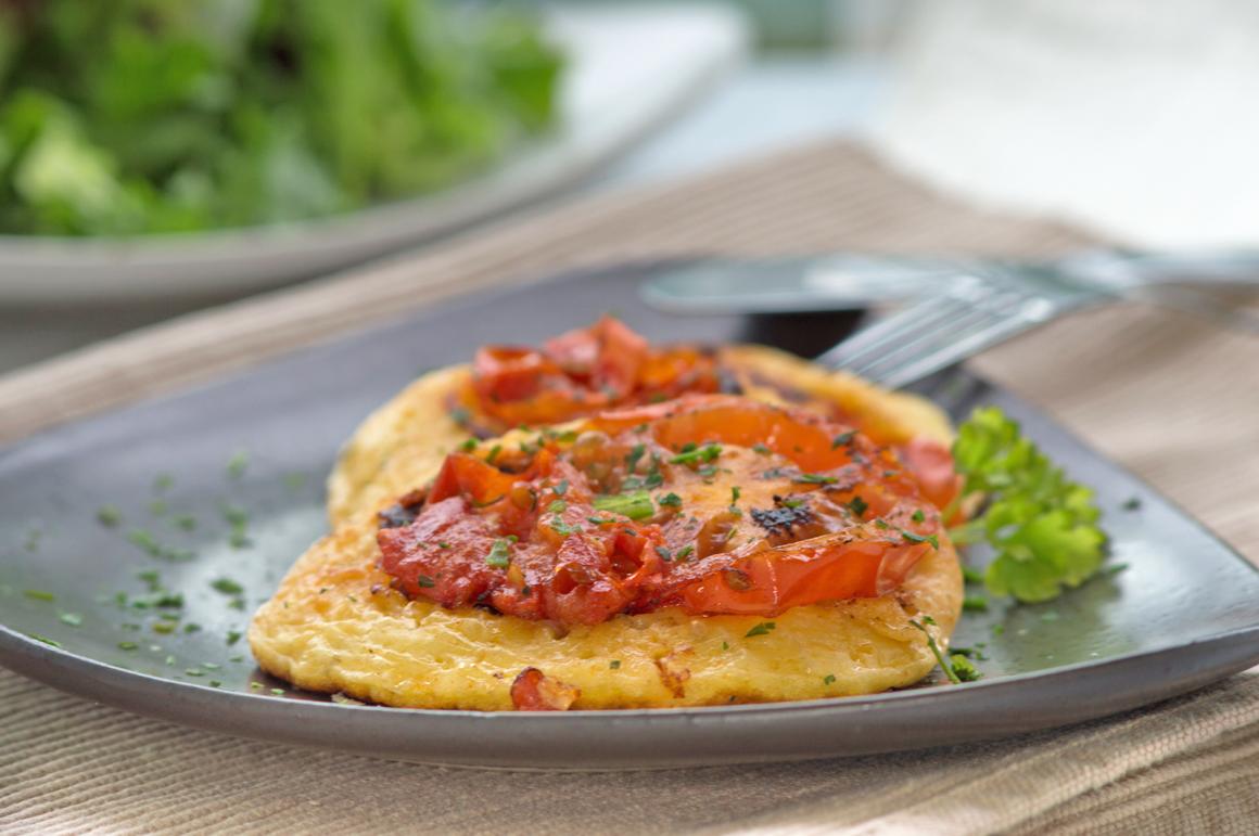 Pikante Pancakes mit Tomaten