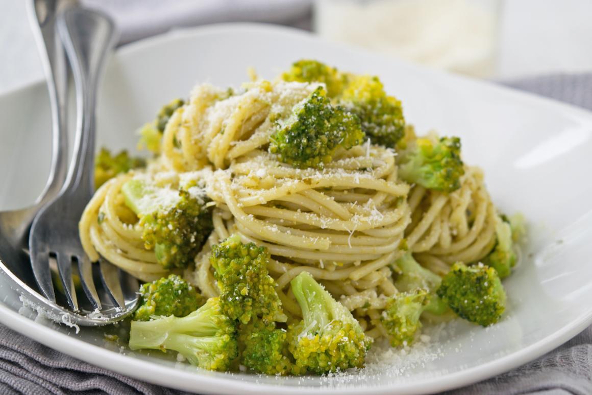 Pasta mit Broccoli und Pinienkernpesto