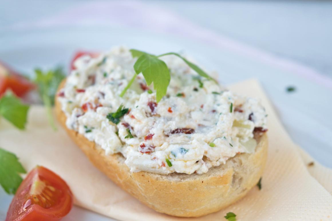 Frischkäsecreme mit Rosmarin und Tomate