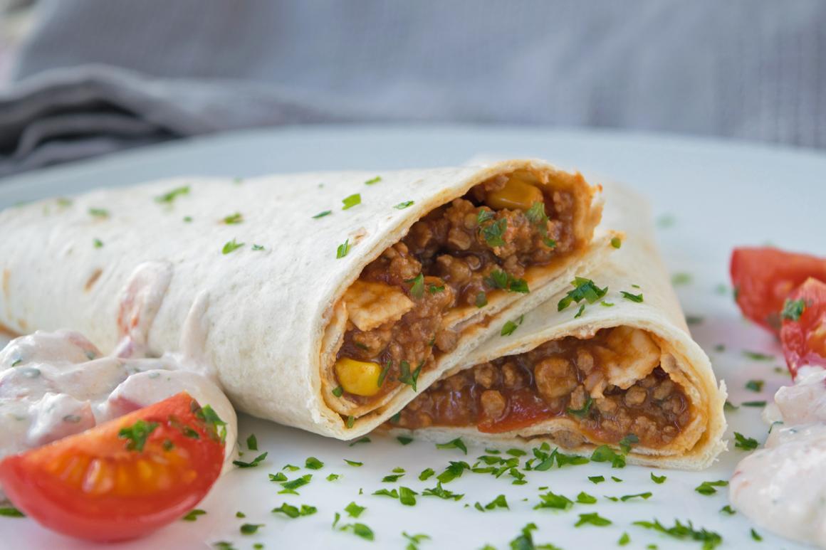 Mexikanische Maiswraps Tacos mit Chilifüllung