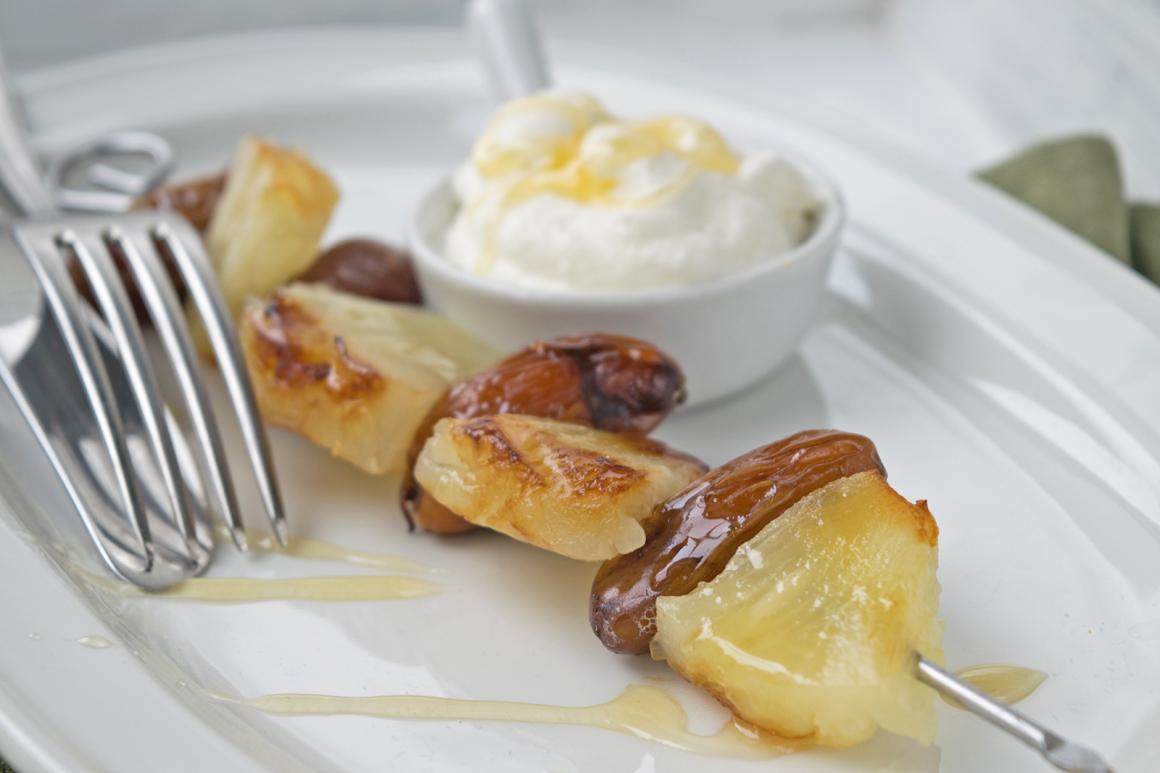 Gegrillte Ananas und Datteln Spiesse