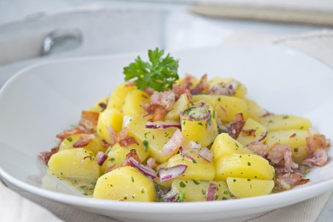 Sommerlicher Erdäpfelsalat mit Speck