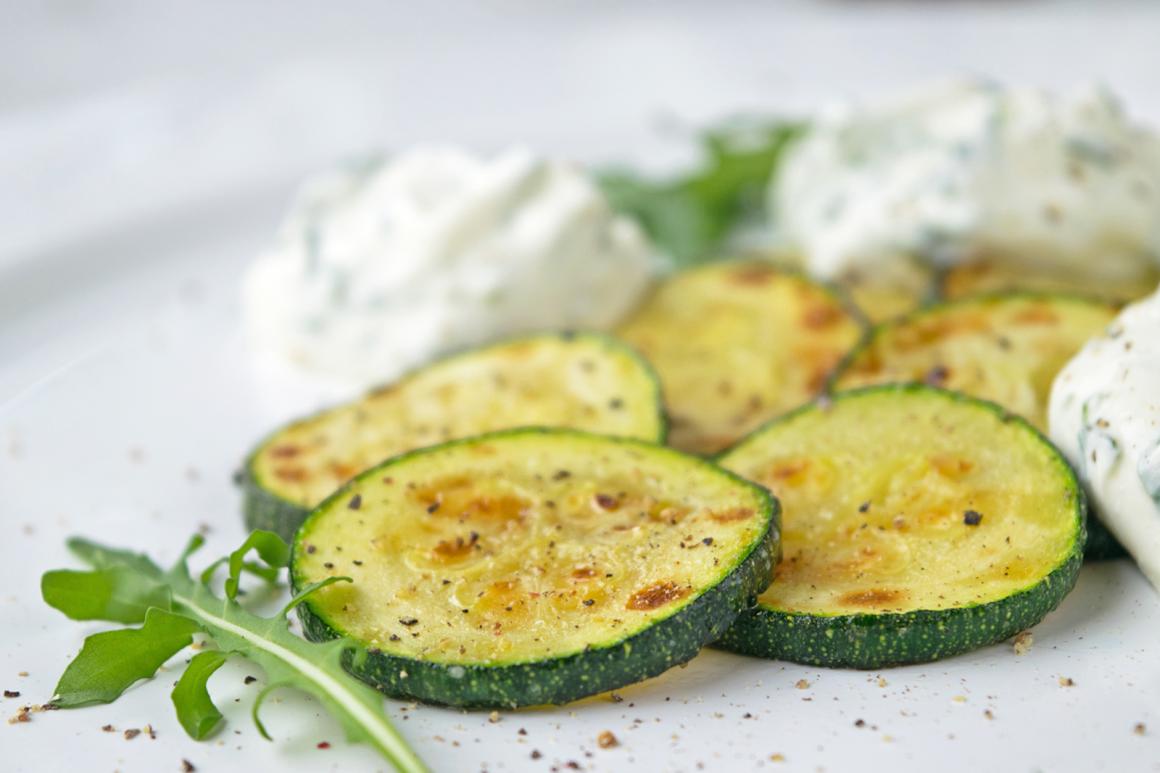 Gebratene Zucchetti mit Rucola-Ricotta-Creme