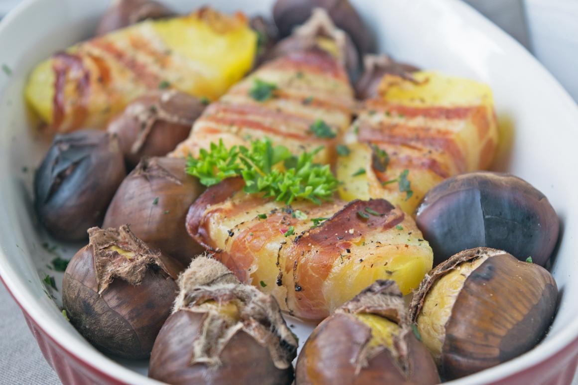 Kartoffelhälften mit Speck und Maroni