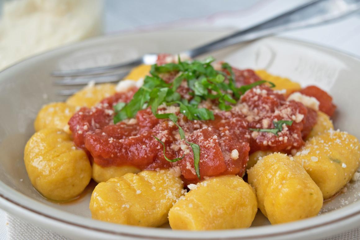 Gnocchi aus Kürbisknödelteig mit Parmesan